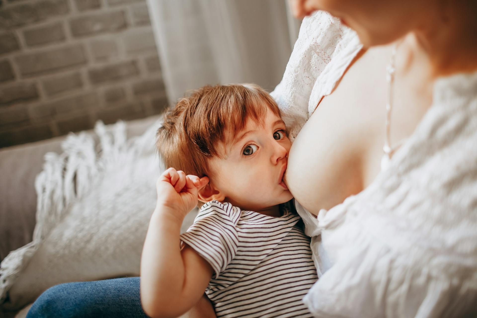 5 Signs You Might Benefit from Using a Breastfeeding Pillow - Lansinoh